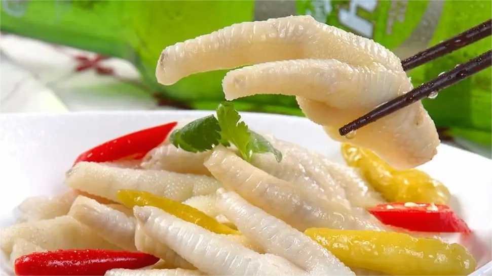 泡椒鳳爪塑料保鮮盒包裝機(jī)：鎖住美味，保鮮每一刻